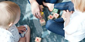 παιδιά παίζουν επιτραπέζιο