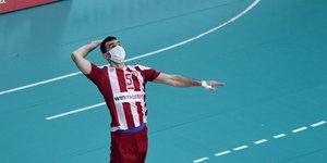 Βόλεϊ: Παίκτης του Ολυμπιακού αγωνίστηκε με μάσκα για τον κορωνοϊό