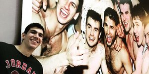 Ο Παύλος Γαλακτερός μπροστά σε μια γιγαντοαφίσα με τον πατέρα του Νάσο