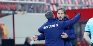 Ο Πέδρο Μαρτίνς αγκαλιάζεται με συνεργάτη του
