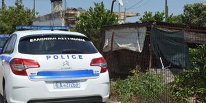 Περιπολικό έξω από αγροτική περιοχή