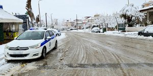 Περιπολικό στα χιόνια στη Λαμία