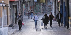 Πεζοί σε πεζόδρομο στην Αθήνα