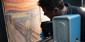 άνδρας εξετάζει τον περίφημο πίνακα του Εντβαρτ Μουνκ η κραυγή