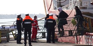 μετανάστες κατεβαίνουν από το πλοίο Ocean Viking