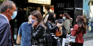 Πεζοί με μάσκες στην Αθήνα