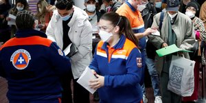 Πολίτες με μάσκες σε κέντρο εμβολιασμού στη Γαλλία