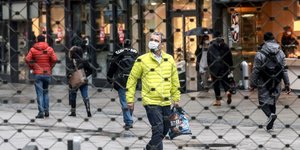 Πολίτες με μάσκες για τον κορωνοϊό στη Γερμανία