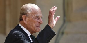 Ο πρίγκιπας Φίλιππος με κοστούμι χαιρετά προς το πλήθος