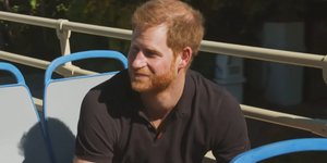 Ο πρίγκιπας Χάρι με μαύρο μπλουζάκι