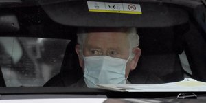 Ο πρίγκιπας Κάρολος βουρκωμένος  στο αυτοκίνητο