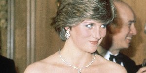 Η πριγκίπισσα Νταϊάνα φοράει το μαύρο φόρεμα στην πρώτη της εμφάνιση ως royal