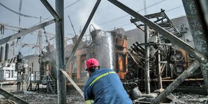 Πυροσβέστης στο ΚΥΤ Ασπροπύργου όπου ξέσπασε η φωτιά την Κυριακή 7/2