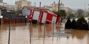 Πυροσβεστικό όχημα εγκλωβισμένο σε πλημμύρες στον Εβρο