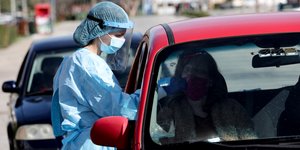 rapid test μέσα από κόκκινο αυτοκίνητο