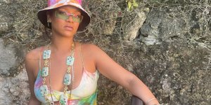 Η Ριάνα με tyedye φόρεμα 