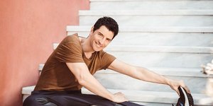 Ο Σάκης Ρουβάς με t shirt κάνει γυμναστική