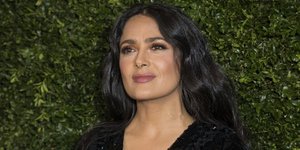 Η Σάλμα Χάγιεκ με μαύρα ρούχα