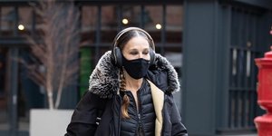 Σάρα Τζέσικα Πάρκερ με μάσκα και μπουφάν