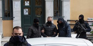 Η στιγμή της σύλληψης Λιγνάδη από άνδρες της αστυνομίας