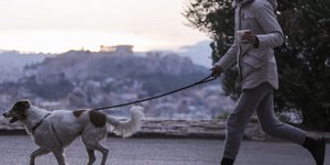 Σκύλος τρέχει μαζί με γυναίκα