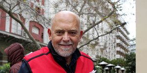 Στέλιος Παρλιάρος με το περιοδικό Σχεδία