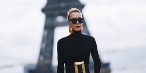 γυναίκα με μαύρο φόρεμα και γυαλιά στην εβδομάδα μόδας