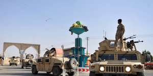 Στρατιώτες σε στρατιωτικά οχήματα στη Καμπούλ
