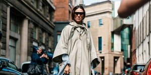 γυναίκα με καμπαρντίνα στην εβδομάδα μόδας