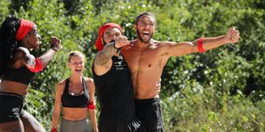 Ο Τριαντάφυλλος στον πάγκο της κόκκινης ομάδας του Survivor 4