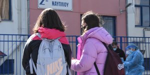 Μαθητές μπαίνουν στο σχολείο τους