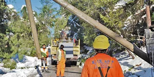 Συνεργείο μαζεύει κολώνα