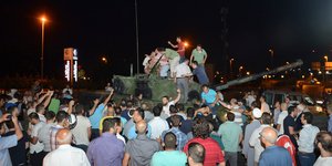 Πολίτες πάνω σε τανκ στη Τουρκία