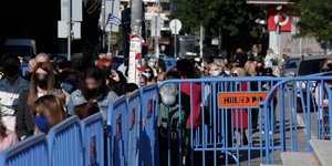 Θεσσαλονίκη ουρά από κόσμο έξω από Άγιο Δημήτριο