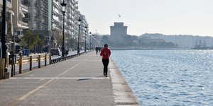 Γυναίκα κάνει τζόκινγκ στην παραλία Θεσσαλονίκης