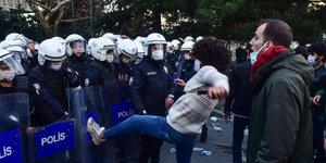 Φοιτητής κλωτσάει αστυνομικούς στην Κωνσταντινούπολη