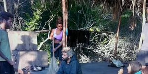 Η Ελευθερία Ελευθερίου σκουπίζει την ώρα του καβγά