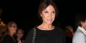 Η Βάνα Μπάρμπα με μαύρο τοπ