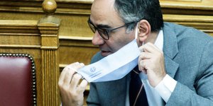 Βασίλης Κοντοζαμάνης βγαζει μασκα