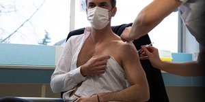 O υπουργός Υγείας της Γαλλίας, Ολιβιέ Βεράν, εμβολιάζεται