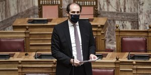 Ο Απόστολος Βεσυρόπουλος μιλάει στη Βουλή φορώντας μάσκα