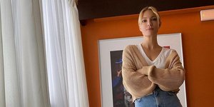 Η Βίκυ Καγιά με τζιν και πουλόβερ