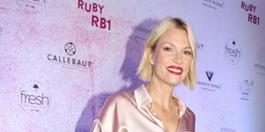 Η Βίκυ Καγιά με σατέν πουκάμισο 