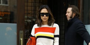 Η Βικτόρια Μπέκαμ με κόκκινο παντελόνι