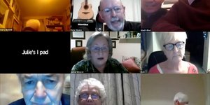 Viral συνεδρίαση κοινοτικού συμβουλίου μέσω zoom στη Βρετανία 