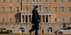 Συνεδριάζει η Επιτροπή Λοιμωξιολόγων: Χειρουργικές κινήσεις, «όχι» σε γενικό lockdown -Τι λένε για σχολεία, μετακινήσεις