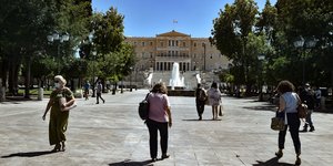 Πολίτες με μάσκες στην πλατεία Συντάγματος