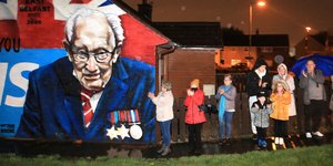 Οι Βρετανοί χειροκροτούν τον Κάπτεν Τομ