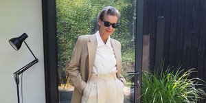 γυναίκα στα 50 με στιλάτο ντύσιμο