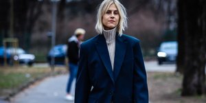 γυναίκα με σακάκι στην εβδομάδα μόδας